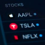 Digitale Wertpapiere auf der Blockchain: Werden tokenisierte Aktien den Markt dominieren? Mit der Weiterentwicklung der Distributed-Ledger-Technologie erfreut sich das Konzept der Digitalisierung traditioneller Aktien in Blockchain-basierte Token zunehmender Beliebtheit. Diese digitalen Vermögenswerte spiegeln herkömmliche Aktien wider und ermöglichen Anlegern den Handel mit Wertpapieren als Krypto-Token. Plattformen, die diese Integration ermöglichen, versprechen Vorteile wie Rund-um-die-Uhr-Handel, die Möglichkeit von Teileigentum und verbesserte Transaktionstransparenz. Befürworter argumentieren, dass die Verschmelzung traditioneller Finanzsysteme mit dezentralen Systemen den Zugang demokratisieren und Prozesse rationalisieren könnte. Skeptiker äußern jedoch Bedenken hinsichtlich regulatorischer Hürden, Sicherheitslücken und Marktvolatilität. Wird dieses neue Modell das herkömmliche Aktien-Ökosystem aufmischen oder eine Nischenalternative bleiben?…