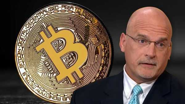 Ein hochrangiger Analyst von Bloomberg hat nach Kritik seine Bitcoin-Preisprognose geändert.