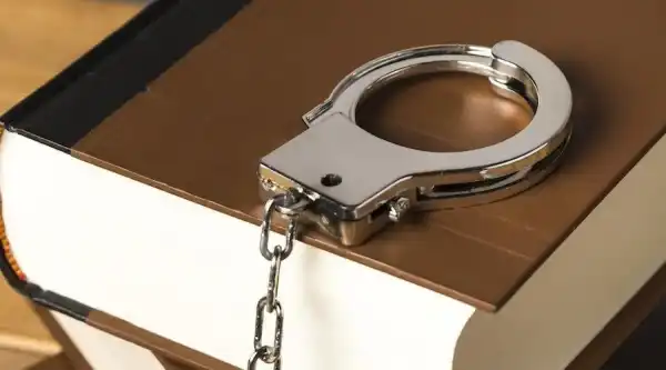 Russen drohen Gefängnisstrafen wegen illegalen Kryptowährungshandels. Россиян собираются сажать за нелегальный обмен криптовалюты